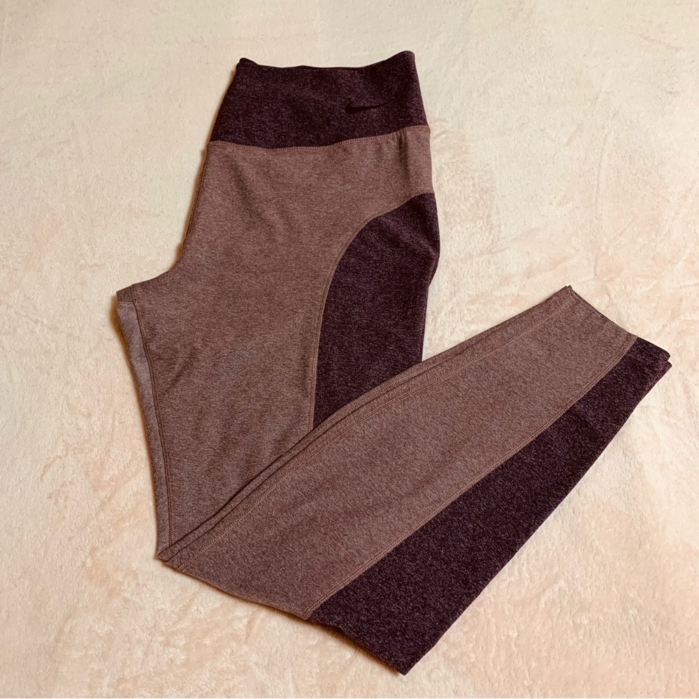Nike Dri-Fit Woman’s Two Tone Plum‎ Leggings. Size XXL.